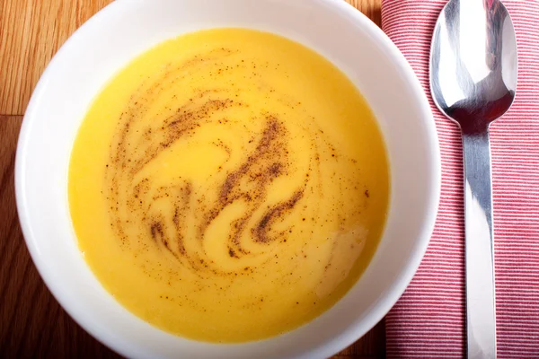 Тыквенный и луковый суп в миске — стоковое фото