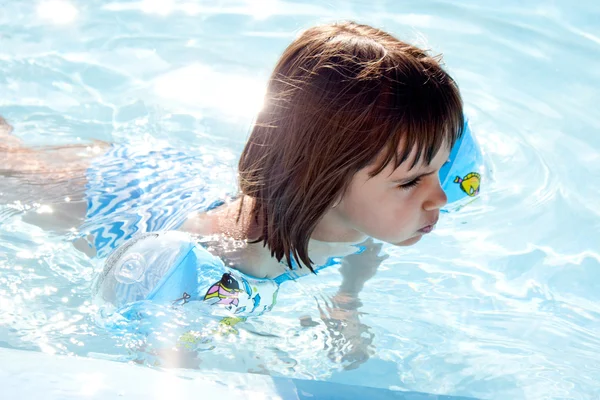 Liten flicka simma i en pool — Stockfoto