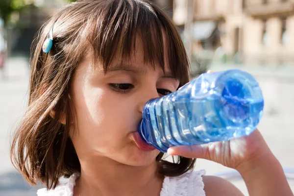 Tørst, liten jente som drikker vann – stockfoto
