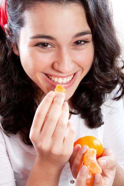 Beautiful Girl Eating Tangerines — Stock Photo, Image