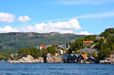 bergen kıyısında fiyort kulübeleri ve evler.