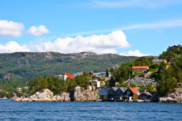Domy a chaty na břehu bergen fjord. — Stock fotografie