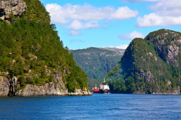Loď v Bergenu fjord — Stock fotografie