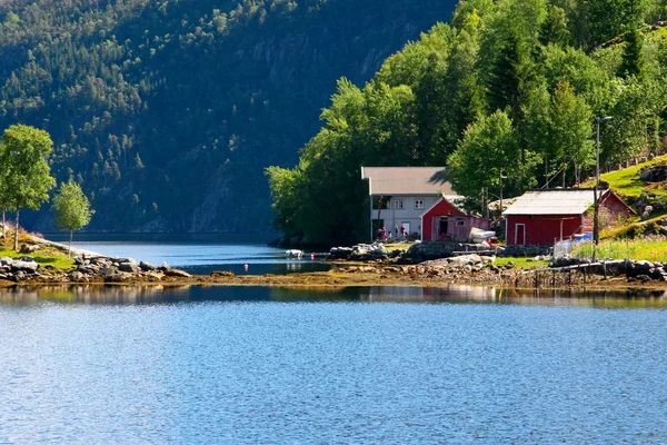 Dům a chaty na břehu bergen fjord. — Stock fotografie