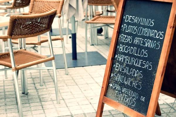 Tabloide con menú en una terraza — Foto de Stock