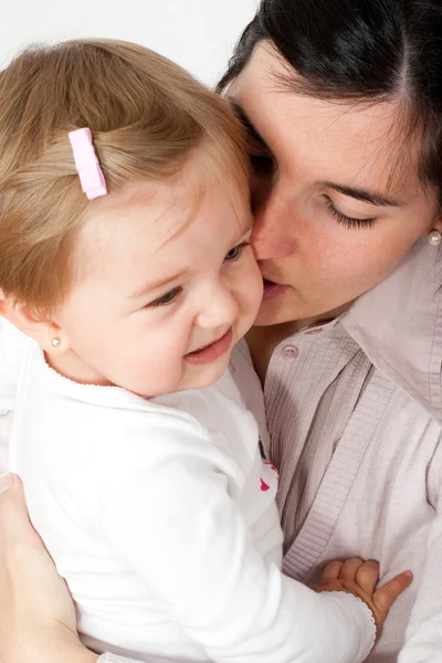 Jovem mãe consolando seu bebê menina — Fotografia de Stock