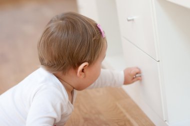 bir çekmeceyi açarak bebek