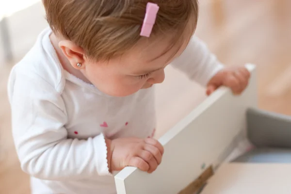 Baby titta inuti en låda — Stockfoto