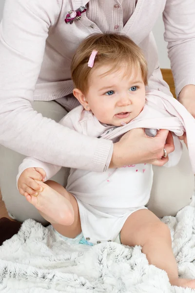 Mam omhoog het kleden van baby — Stockfoto