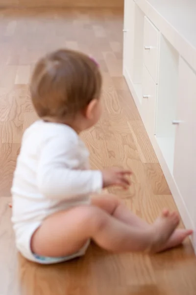 Baby is going to open a drawer — Stock Photo, Image