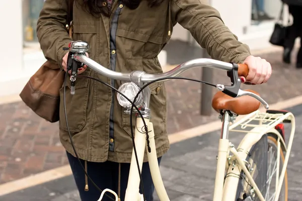 レトロな自転車の女性 — ストック写真