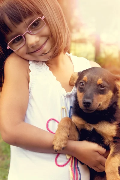 Köpeğini mutlu küçük kız — Stok fotoğraf