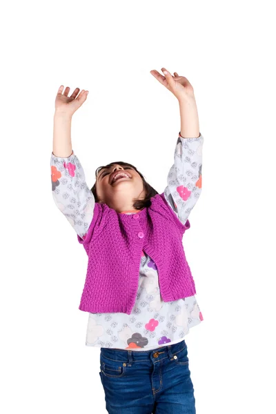 Lachendes kleines Mädchen mit erhobenen Armen — Stockfoto