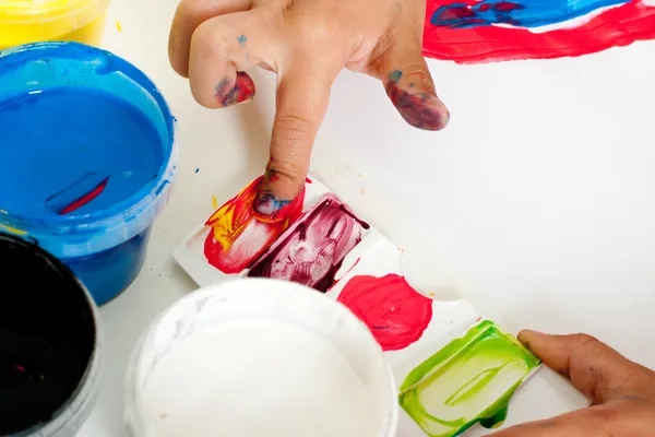 Mano de niño pintando con los dedos —  Fotos de Stock