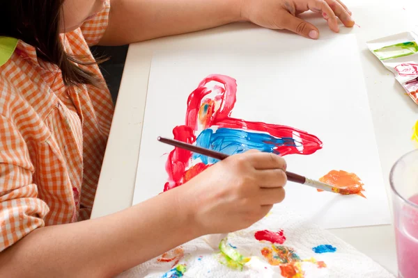 Pintura infantil con pincel — Foto de Stock