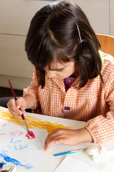 Petite fille concentrée peinture — Photo