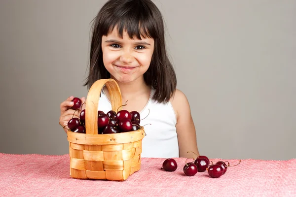 Söt liten flicka äter körsbär — Stockfoto