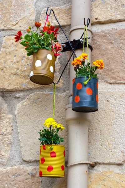 Hanging flowerpots made with cans. — Stock Photo, Image