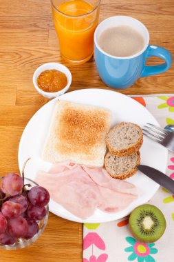tam kahvaltı meyve ile