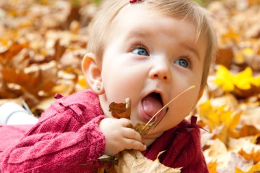 Şirin Bebek kız yeme sonbahar yaprakları