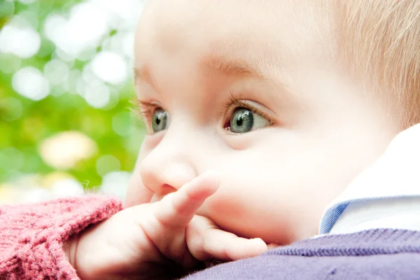 Bébé découvrant la nature sur l'épaule du père — Photo