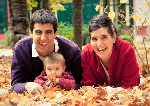 Familia feliz en el parque en otoño — Foto de Stock