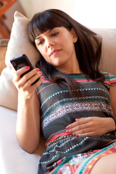 Jovem mulher feliz usando seu smartphone — Fotografia de Stock