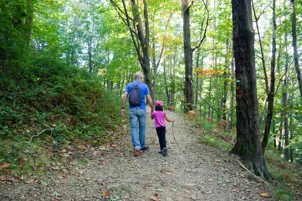 Vader en dochter wandelen in het woud — Stockfoto