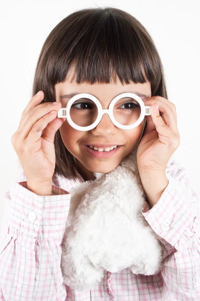 Mädchen probiert Spielzeugbrille aus — Stockfoto