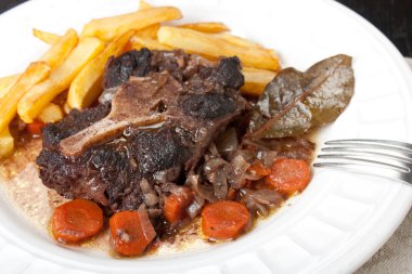 kuyruklu yahni havuç ve patates kızartması ile