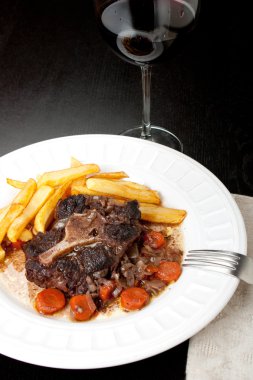 kuyruklu yahni havuç ve patates kızartması ile