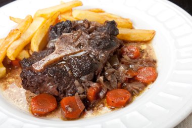 kuyruklu yahni havuç ve patates kızartması ile