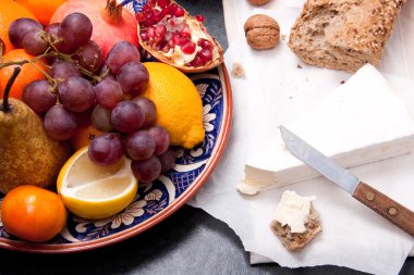 Brie kaas met brood en fruit