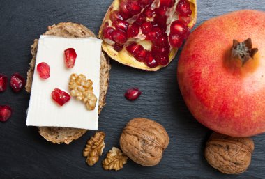 nar ve fındık ile taze peynir