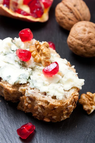 Blauwe kaas met granaatappel en noten — Stockfoto