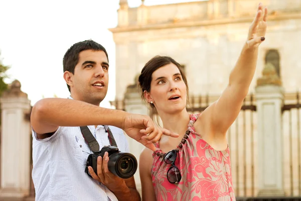 Casal atraente de turistas que visitam a cidade — Fotografia de Stock