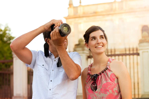 Attractive couple of tourists visiting the city — Stock Photo, Image