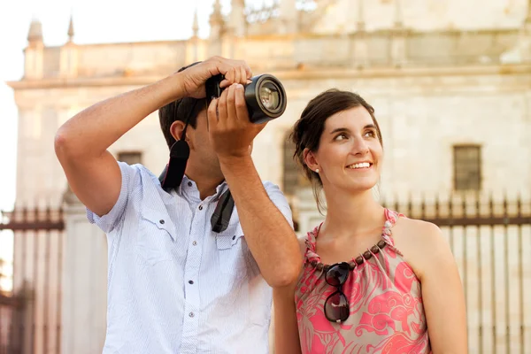 Casal atraente de turistas que visitam a cidade — Fotografia de Stock