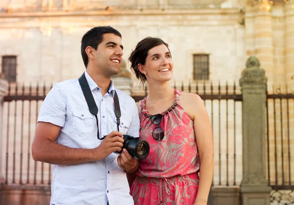 Casal atraente de turistas que visitam a cidade — Fotografia de Stock