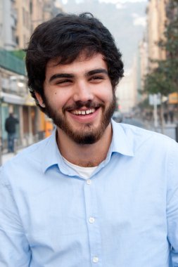 portre sakal gülen ile yakışıklı bir adam