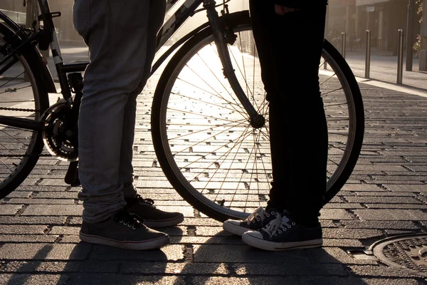 自転車に直面する若いカップルの足 — ストック写真