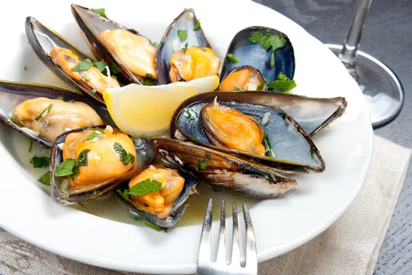 Mussels with white wine and parsley sauce — Stock Photo, Image