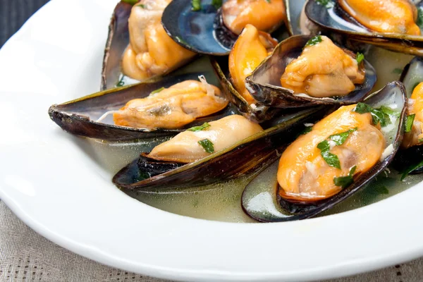 Cozze con vino bianco e salsa di prezzemolo — Foto Stock