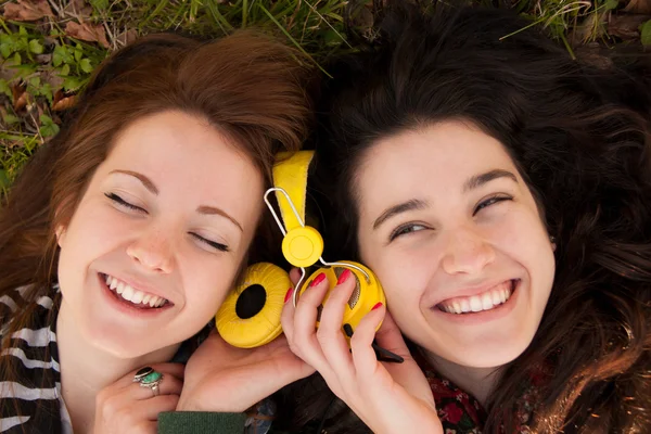 Feliz teen meninas compartilhamento de música — Fotografia de Stock