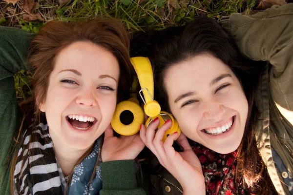 Feliz teen meninas compartilhamento de música — Fotografia de Stock