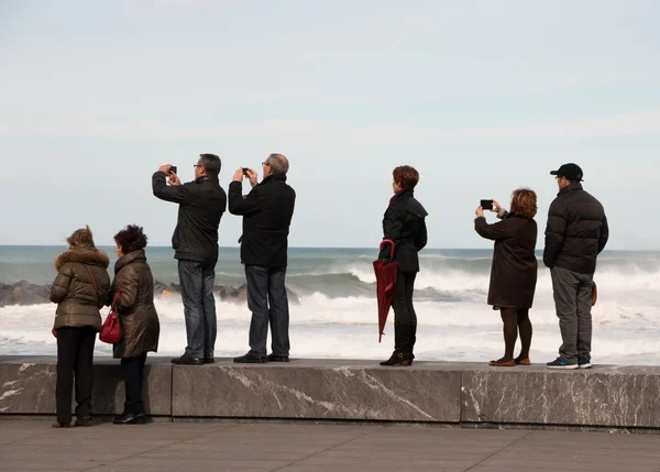 人々 はスマート フォンでの撮影と録音の波 — ストック写真