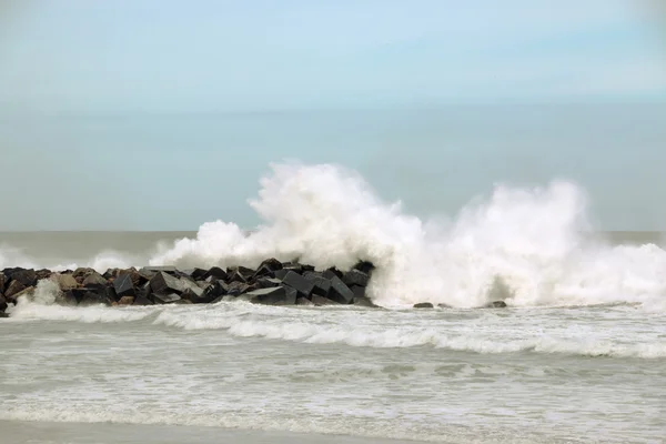Κύματα ενάντια στο λιμενοβραχίονα — Φωτογραφία Αρχείου