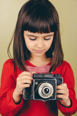 eski bir kamera ile küçük retro fotoğrafçı