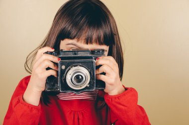 eski bir kamera ile küçük retro fotoğrafçı
