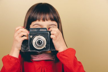 eski bir kamera ile küçük retro fotoğrafçı